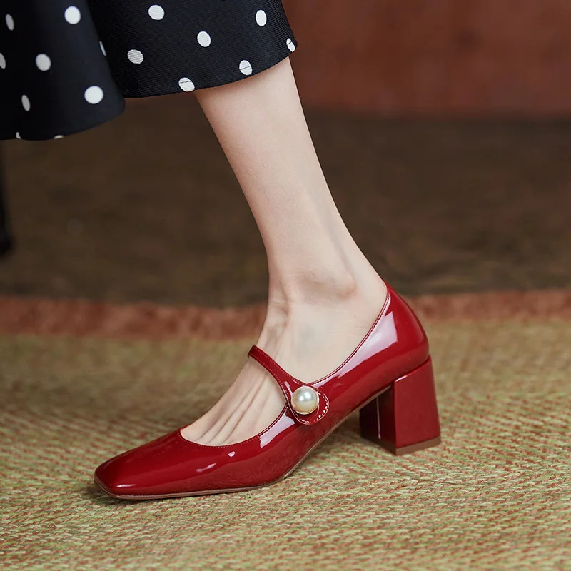 Nove proljetne stilski crvene ženske čvrste cipele na visoku petu cipele; cipele Mary Jane; tanke cipele od lakirane kože s trga vrhom na debelim potpeticama