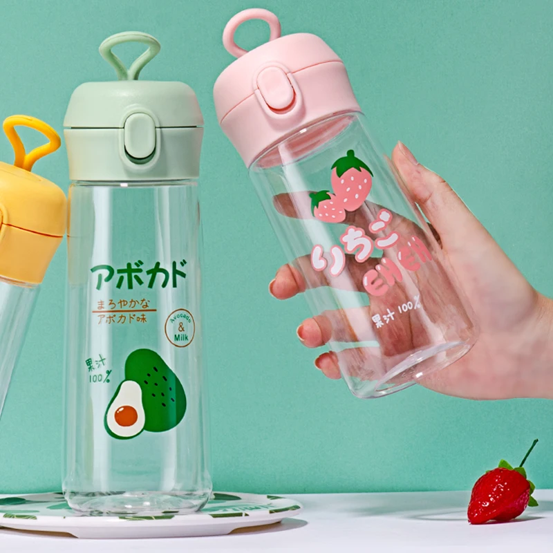 Slatko šalica vode s voćnim uzorkom, metak, plastična prozirna čaša, jednostavan i svježe studentski par, vanjski prijenosni boca za vodu